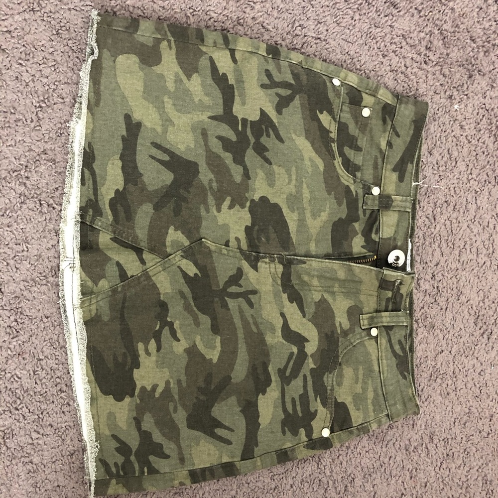 camo skirt(never worn before) I DO TRADES